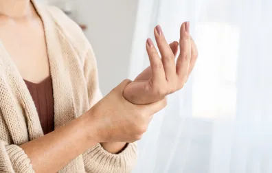 Vrouw houdt pols vast