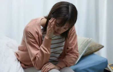 Vrouw heeft hand op hoofd