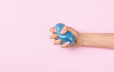 Hand met stressbal