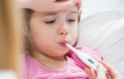 Kind met thermometer in de mond