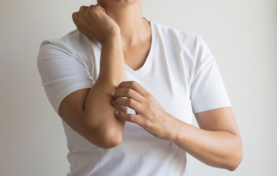Man krabt aan arm met eczeem