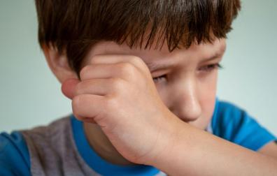 Jongetje huilt van de pijn