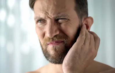 Man houdt hand tegen pijnlijk verstopt oor