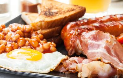 Brood met eieren en spek