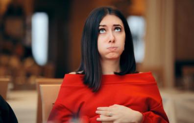 Vrouw met hand op opgeblazen maag