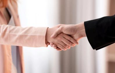 Man en vrouw geven elkaar een hand