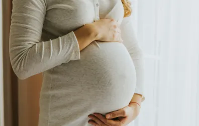 Vrouw met handen op zwangere buik