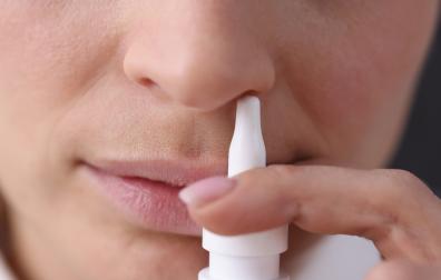 hand stopt neusspray in neus