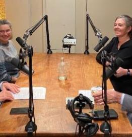 Sprekers van podcast deel 2 zitten aan tafel