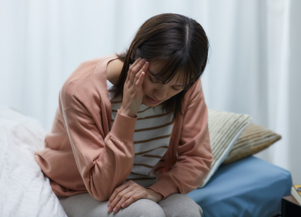 Vrouw met hand aan hoofd