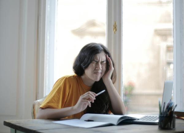 Vrouw met hand aan haar hoofd