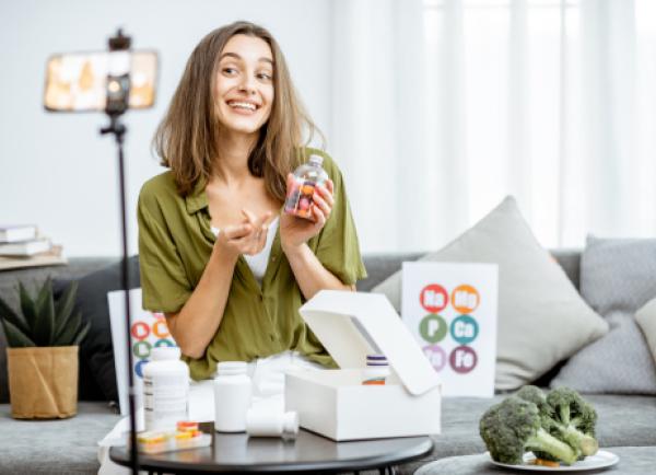 Influencer prijst zelfzorgproducten aan