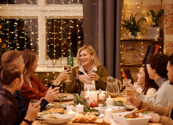 Familie zit aan Kerstdiner