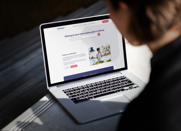 Een laptop staat open en toont Zelfzorg.nl