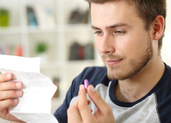 Jongeman leest de bijlsuiter van een medicijn