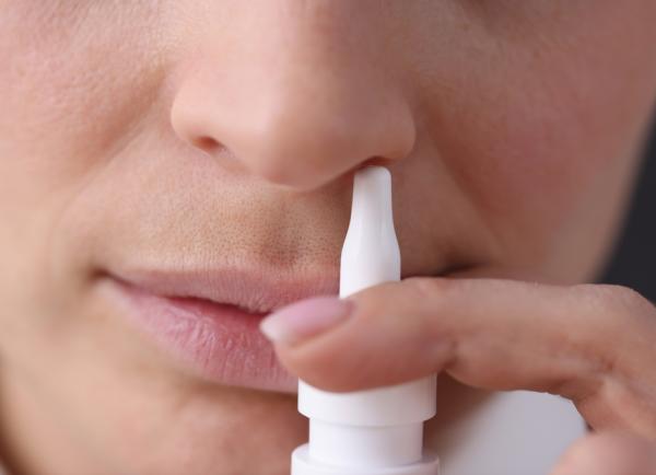 hand stopt neusspray in neus